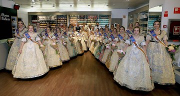 Las Falleras Mayores  y sus Cortes visitaron El Corte Inglés