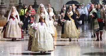 La lluvia no pudo con la emoción de la Ofrenda 