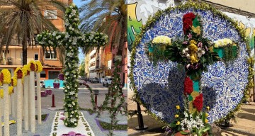 Las fallas Plaça de la Creu y Músico Gomis se alzan con los primeros premios del concurso de Cruces de Mayo.