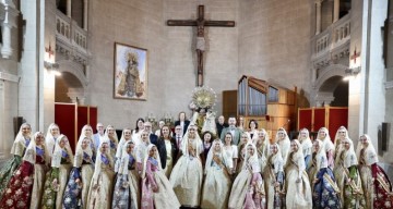 Las Falleras Mayores de Valencia participan en el besamanos a la Virgen de los Desamparados en la capilla de la Escolanía