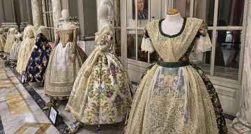 Inaugurada la exposición de indumentaria valenciana en el Ayuntamiento de Valencia