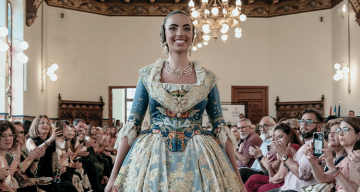 Amparo Fabra rindió tributo a la indumentaria valenciana