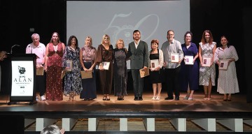 Alan Indumentaria celebra 50 años de historia con una emotiva gala en el Teatro El Progrés de Burjassot