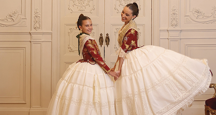 Margarita Vercher firma los Cancanes y Enaguas Oficiales de las Falleras Mayores de Valencia 2025 y sus Cortes de Honor