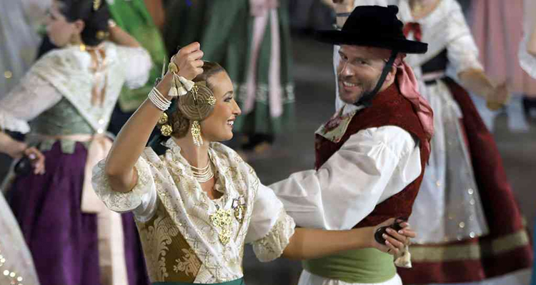 Las Fallas realizaron sus ‘dansaes’ en honor a la Mare de Deu