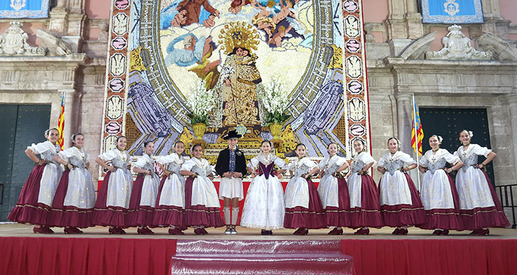 La Dansà Infantil lleva la alegría a la plaza de la Virgen