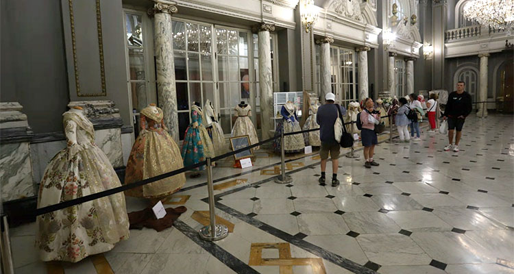 El Ayuntamiento de Valencia acoge la II Exposición “Joyas de la Indumentaria” organizada por el Gremio de Sastres y Modistas CV