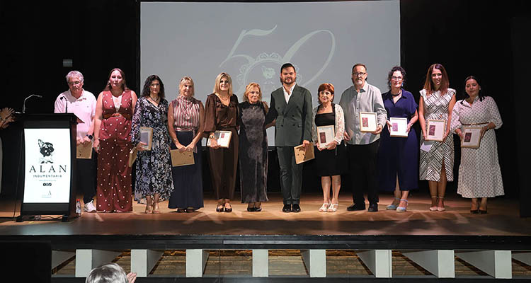 Alan Indumentaria celebra 50 años de historia con una emotiva gala en el Teatro El Progrés de Burjassot